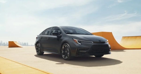 Никой друг модел автомобили няма световен обхват като Corolla. Това е не само най-успешният модел на Toyota в нейната история, но и най-продаваният автомобил въобще с над 50 милиона бройки от създаването през 1966 г. Предлага се в повече от 150 страни. Втората най-продавана кола в световен мащаб през 2023 г. Тя е толкова популярна, че през 2015 г. една Corolla се продаваше на всеки 15 секунди!

Могъщата Corolla постигна тези удивителни цифри, като даде на купувачите на автомобили това, което винаги са искали &ndash; достъпна, надеждна и ефективна форма на транспорт. Вярно е, че компактният автомобил на Toyota никога не е бил толкова вълнуващ, колкото неговите конкуренти. Казано по-просто, аспектът на удоволствието от шофирането винаги е бил втора цигулка след комфорта и надеждността. Но станахме свидетели на някои страхотни версии, като Corolla AE86 със задно задвижване и най-новата AWD GR Corolla, като и двете принадлежат към едни от най-добрите поколения на модела.

Японският автомобилен производител предлага различни стилове на каросерията и опции за задвижване. Текущата Corolla, например, се предлага в седан, хечбек, комби (Touring Sports) и дори кросоувър. Освен това можете да закупите Corolla с бензиново или хибридно задвижване, а в миналото се предлагаше и с дизелови двигатели, които са също на отлично ниво.